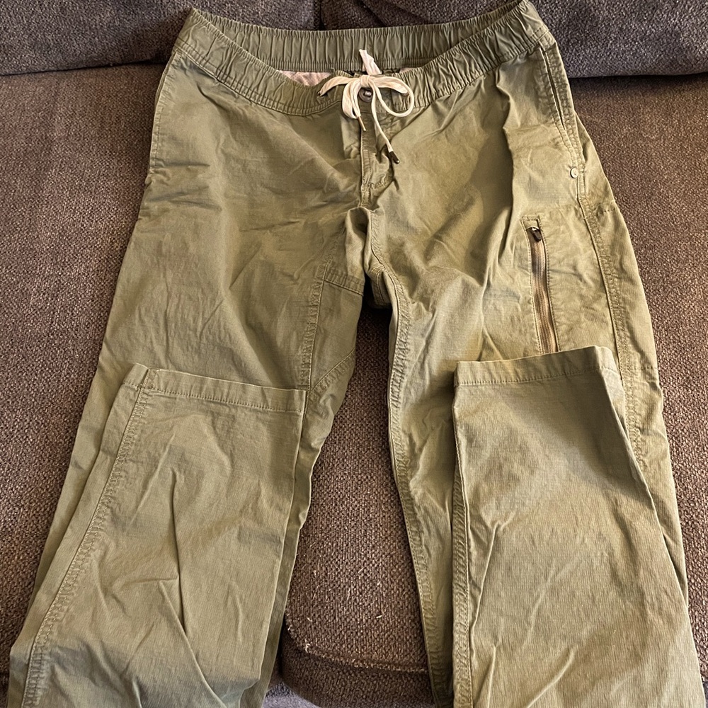 Vuori Men's Ripstop Climber pants in Army Green color. These are a 10/10!